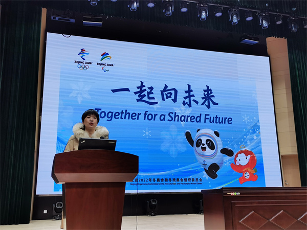 九龙湖学工处潘金霞主持.jpg