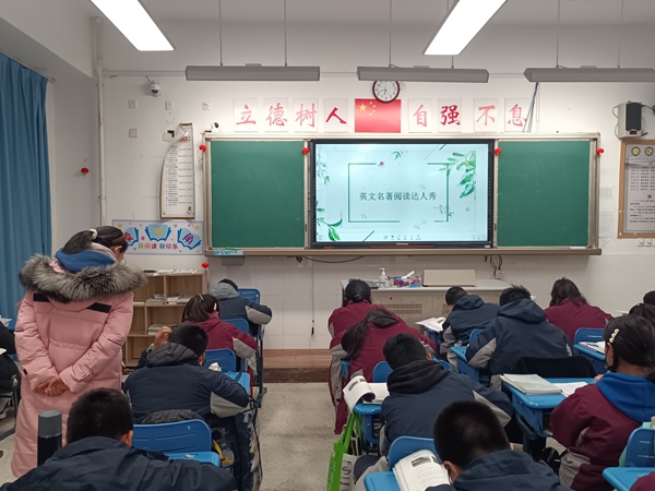 教师观察学生完成情况1.jpg