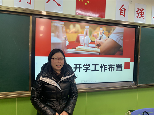 九龙湖学工处副主任李君红布置工作.jpg