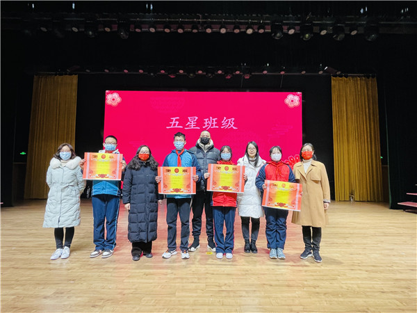 董校长为五星班级颁奖.JPG