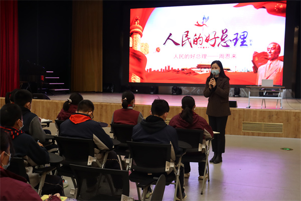 党员教师、年级主任李巧巧主任一起参与授课2.jpg