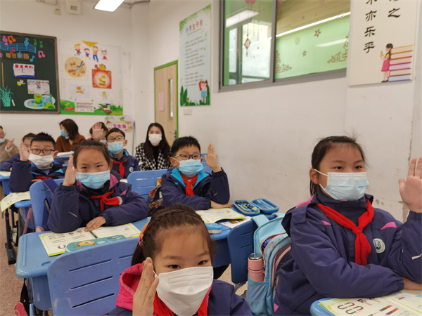 学生们认真听讲并积极地举手发言.jpg