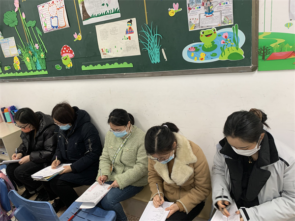 老师们在听课.jpg