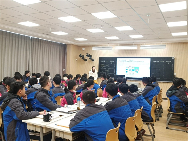 课堂教学条理清晰,层层递进,图片,视频等资料准备充分,学生活动丰富