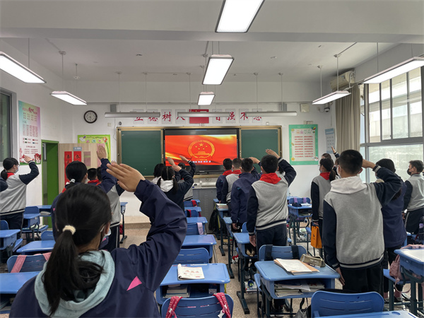 6.六年级升旗仪式现场.JPG