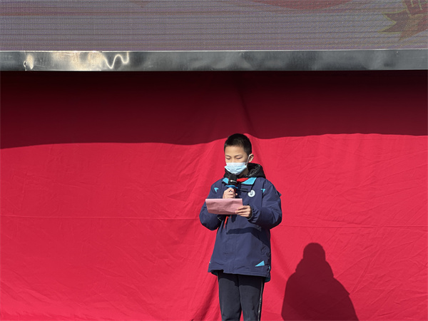 四年级叶锦程同学主持本次升旗仪式.jpg