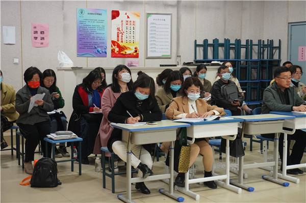 市直八年级老师听课.JPG