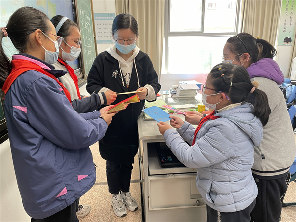 同学们送贺卡给老师.jpg