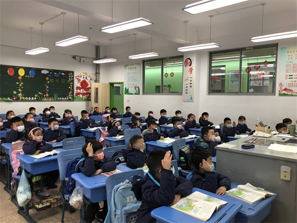 2学生认真听讲.jpg