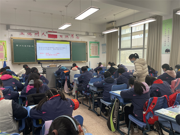 2.学生在认真分析问题.jpg