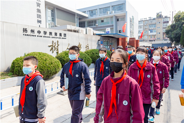 整齐的队伍走出校园.jpg