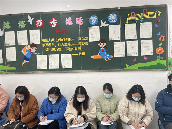 4.老师们认真学习.jpg