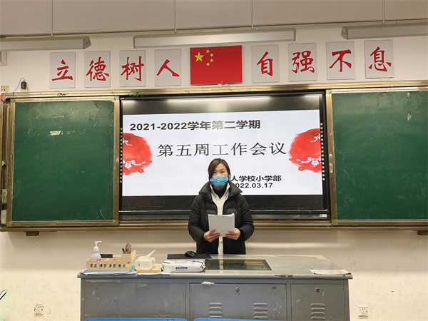 郑金平老师布置工作.JPG