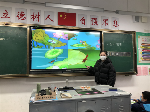 5纪老师在讲课.jpg
