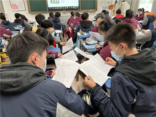 学生小组讨论.jpg
