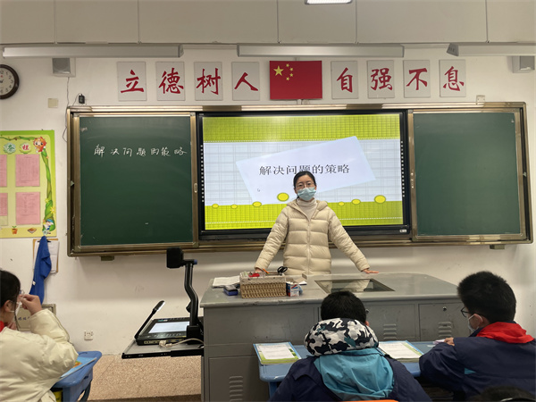 1.房老师上课.jpg