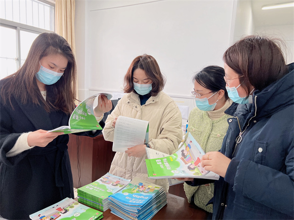 英语组老师们在教研.jpg
