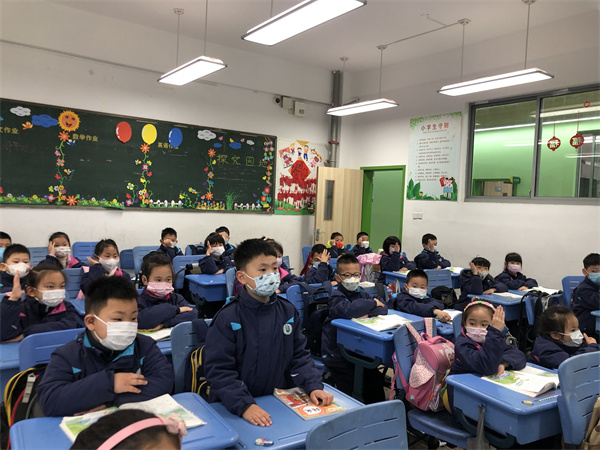 3学生在发言.jpg