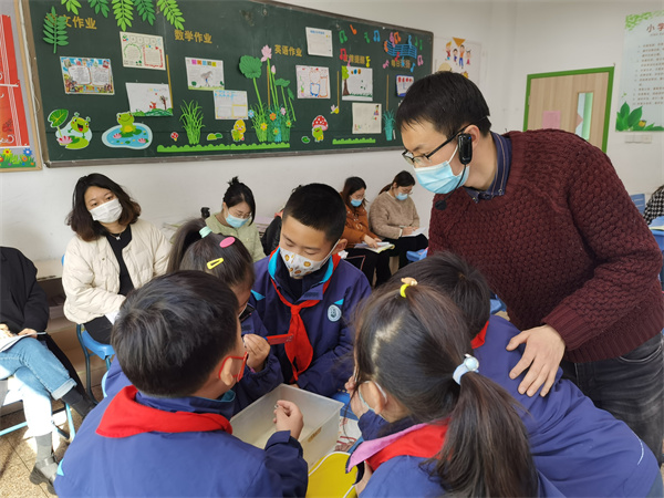陆老师指导学生做实验.jpg