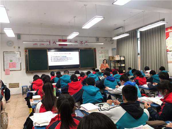 李芳老师上课风采.jpg