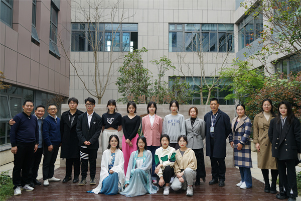 指导老师和表演同学合影.jpg