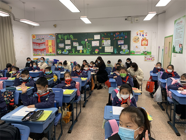 学生举手发言.jpg