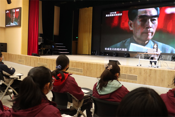 学生们观看周总理的影视资料1.jpg