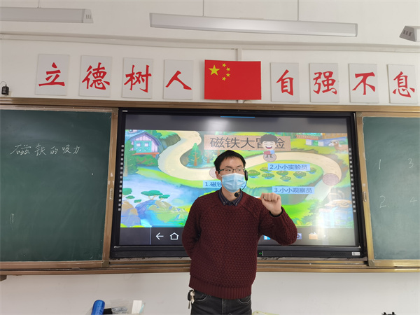 陆老师在上课.jpg
