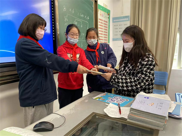 学生们送爱心卡片给老师.jpg