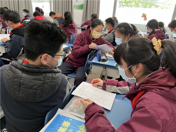 学生课堂讨论.jpg