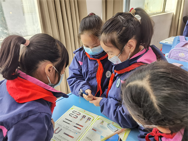 学生合作完成实验.jpg