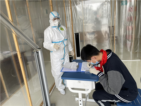 环节三 校医将呕吐学生带至隔离室3.JPG