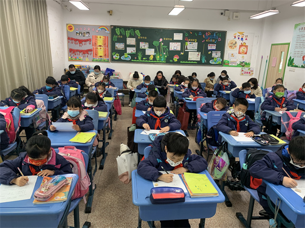 学生认真写小练笔.jpg