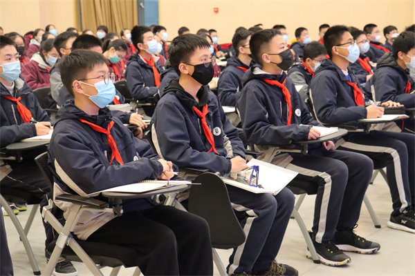 全神贯注的听讲党史知识2.jpg
