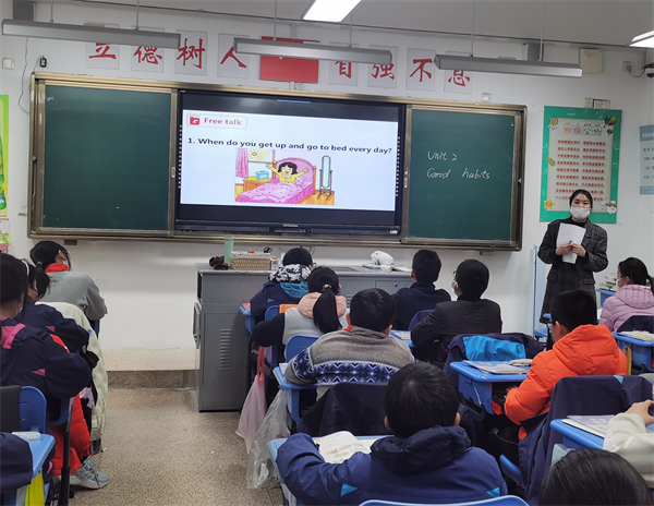 1. 周老师在上课.png