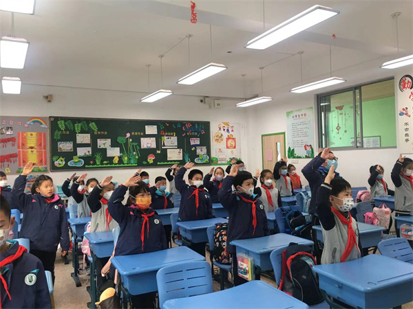 3.二年级升旗现场.JPG