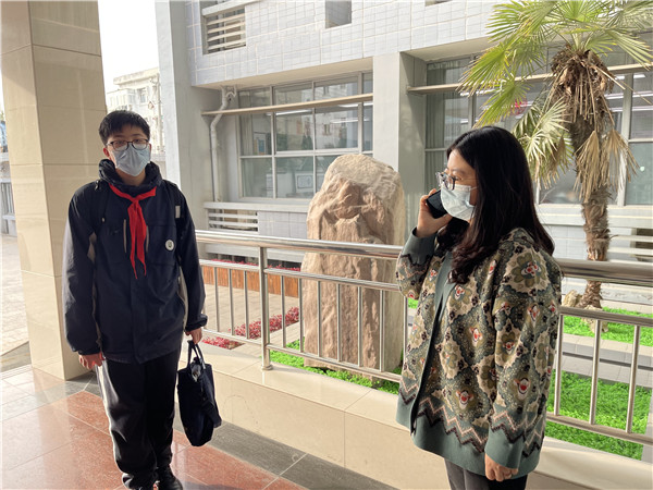 环节一 行政值班发现体温异常学生，联系校医3.JPG