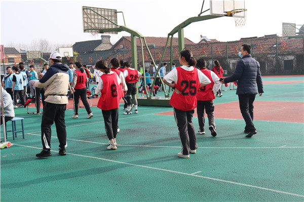 指导学生慢步行走2.JPG