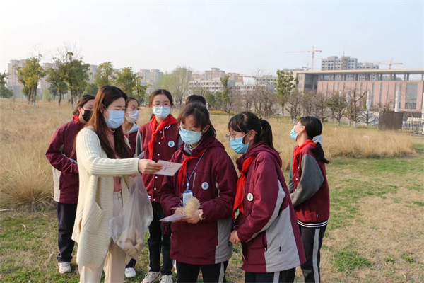 同学们与老师讨论.png