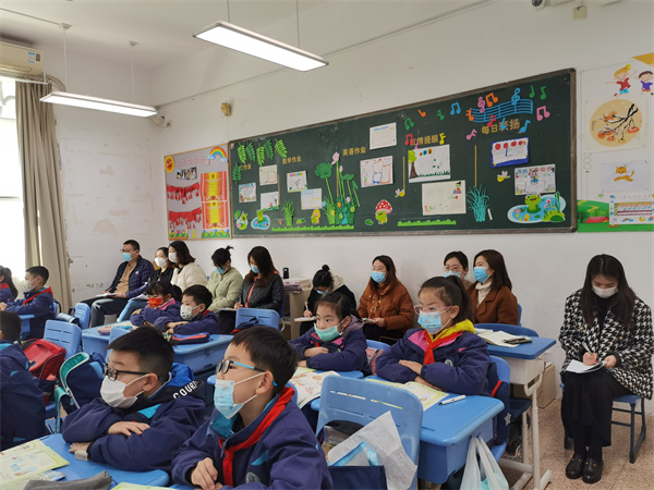 老师们在认真听课.jpg