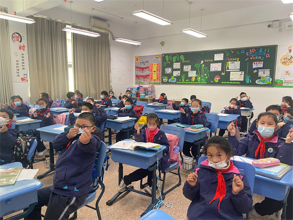 孩子们对妈妈们比心.jpg
