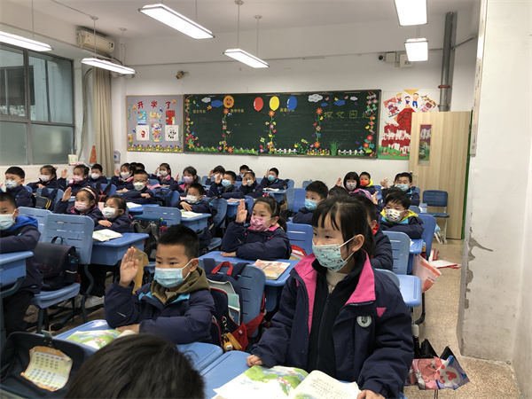4学生在发言.jpg