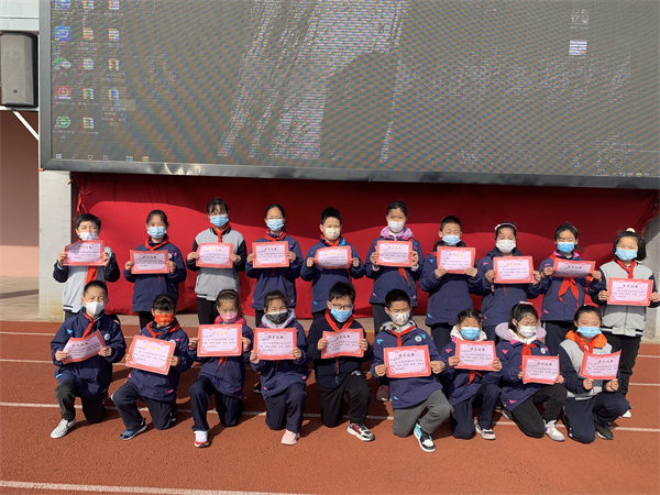 荣得“书写小能手”称号的学生.jpg