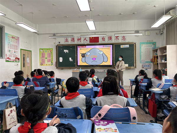 孔老师在上课.jpg