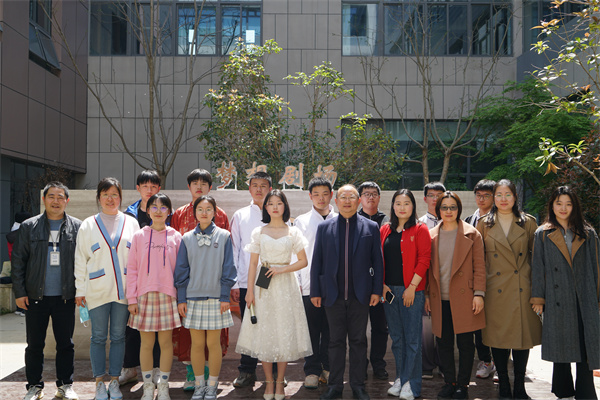 老师及表演同学合照.jpg