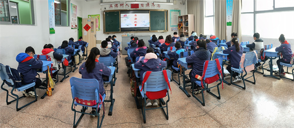 学生们比赛中.jpg