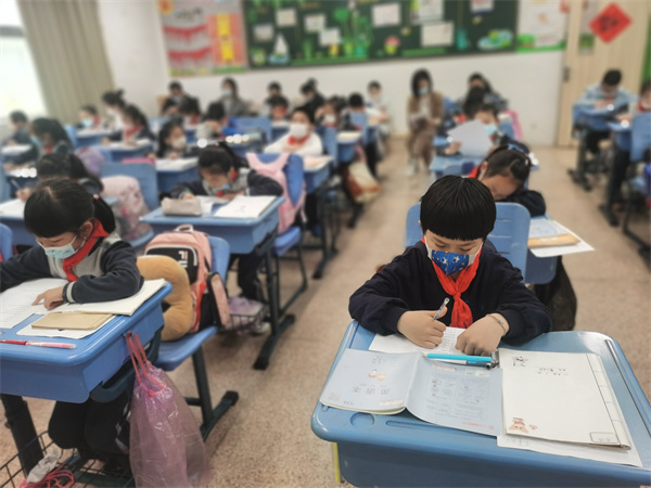 3.学生们认真答题.jpg