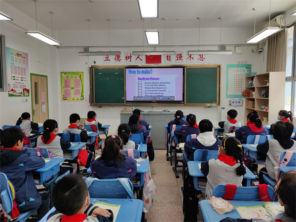 同学们在阅读魔钟制作步骤.jpg