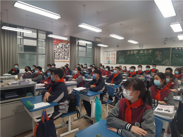 队员们听宣讲.jpg