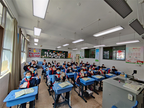 同学们展示自己制作的魔钟.jpg